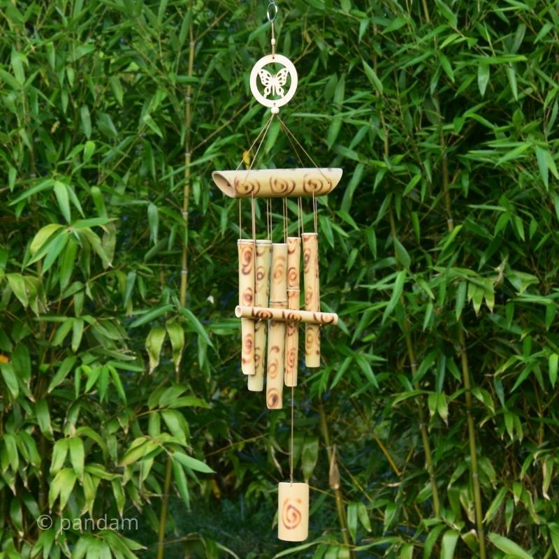 Campana de viento de bambù con mariposa