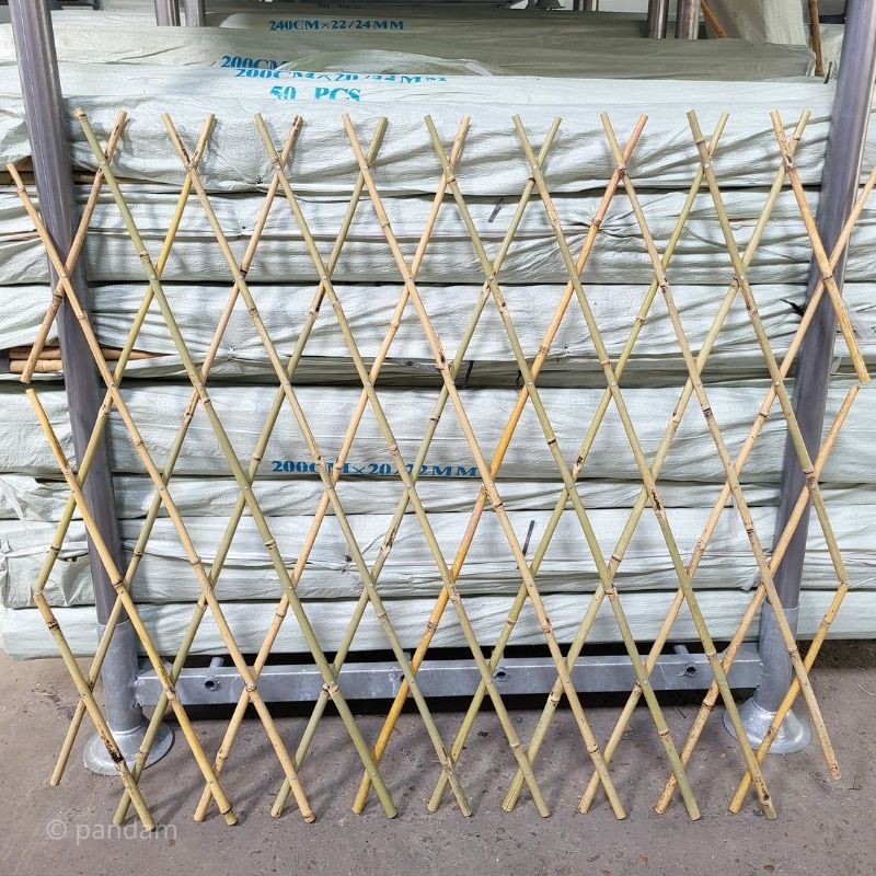 Pantalla de bambú extensible para terraza o balcón