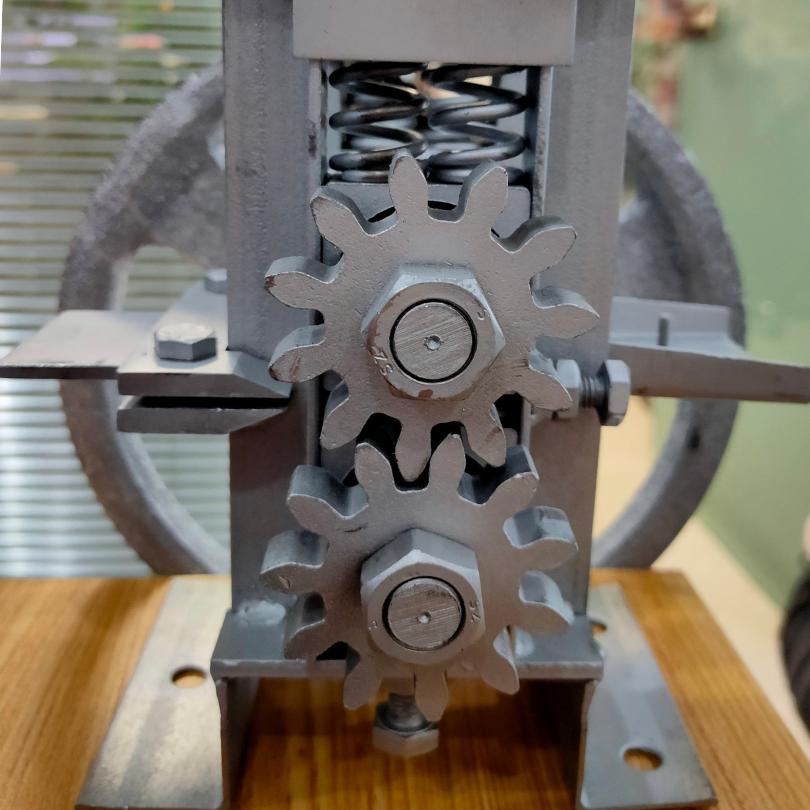 Máquina para refinar listones de bambú o mimbre (para cestería)