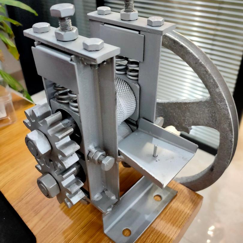 Máquina para refinar listones de bambú o mimbre (para cestería)