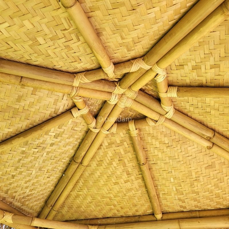 Tiki bar de bambú con palapa clara + 4 sillas – Ambiente tropical - Envío GRATIS