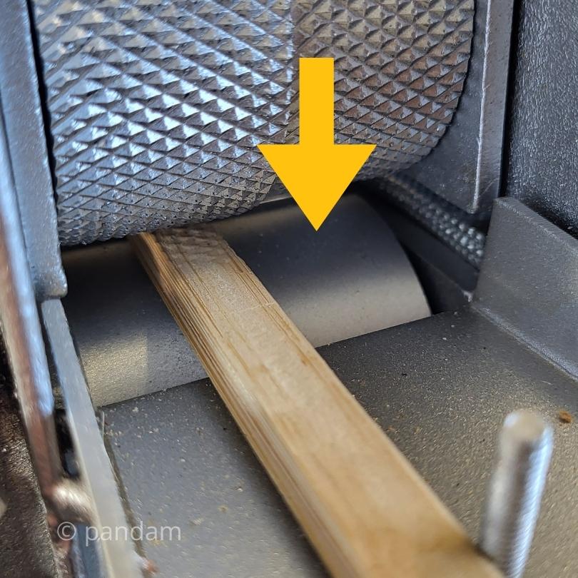 Máquina para refinar listones de bambú o mimbre (para cestería)